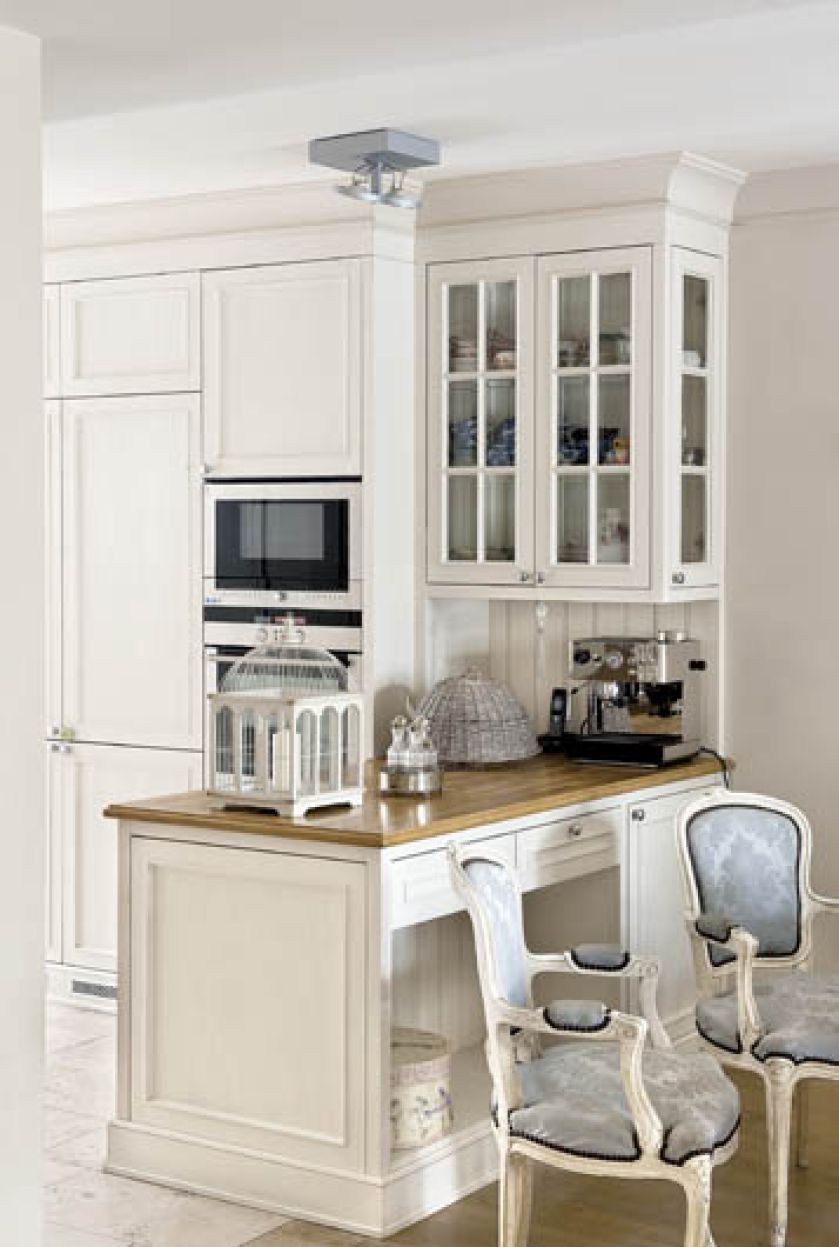 Jedna ze ścian w kuchni zabudowana jest szafkami zrobionymi na zamówienie.