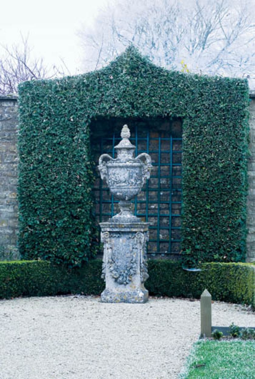 Kilometry zmrożonych żywopłotów poskręcanych jak włoskie lody, przyciętych w stożki i kule.