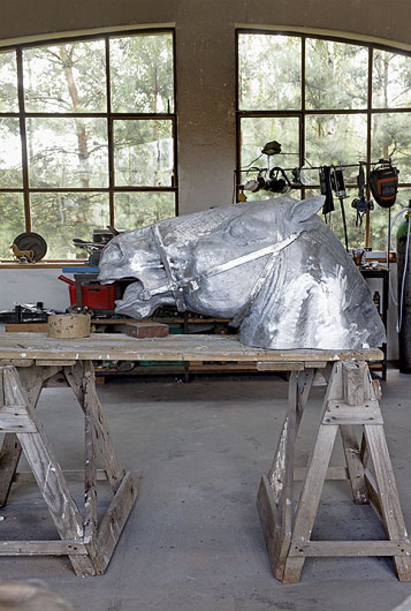 Siedlisko w którym żyją i tworzą Górniccy. Prosty wystrój – drewno, kamień, metal, a na