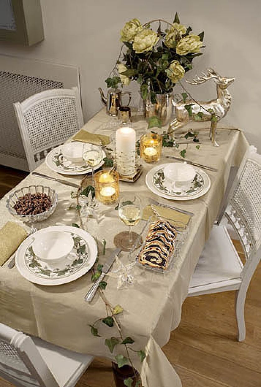 Stół udekorowany na święta. Choinka sentymentalna