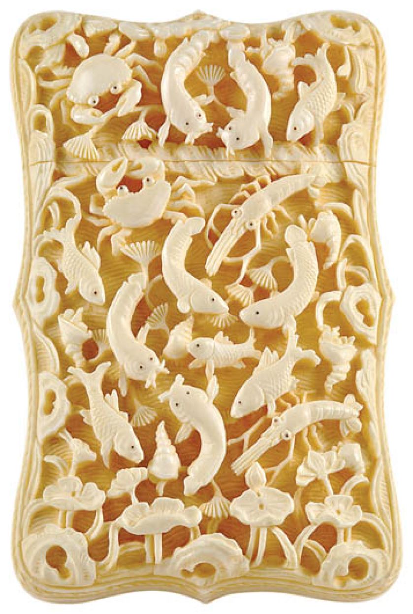 Wizytownik z kości słoniowej z rzeźbą Świat morza , Chiny, około 1890 r., z kolekcji Włodzimierza Hermana, fot. G. Kołodziej