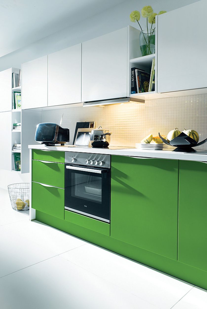 Urządzamy kuchnię: kolorowe meble i agd