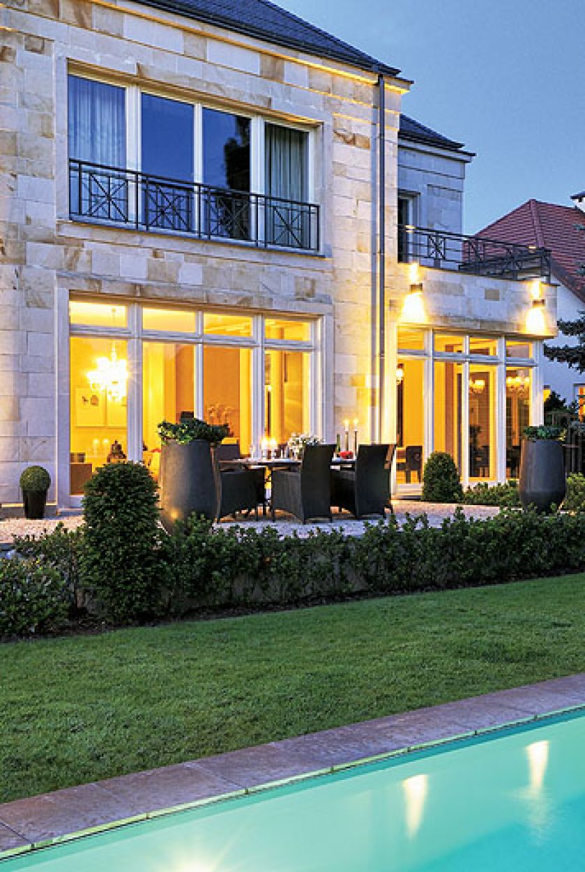 Basen jest oddzielony od tarasu niskim żywopłotem.