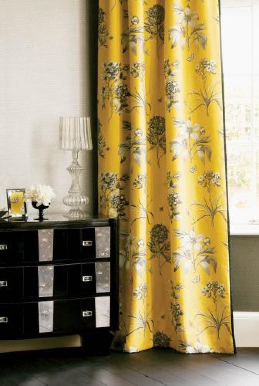 Do łask wracają tkaniny z nadrukowanym wzorem. Tu kolekcja Parchment Flowers: tkanina - 325 zł/m.b., tapeta - 271 zł