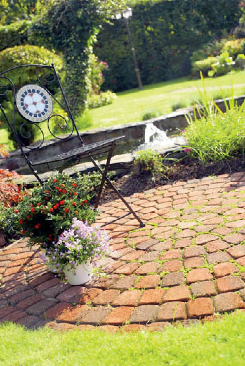 Kostka Polbruk Merkado imitująca cegłę. Cena - ok. 61 zł/m2. POLBRUK