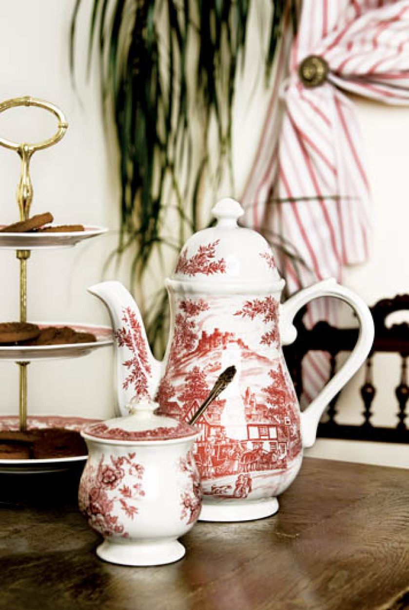 Porcelanowy dzbanek i cukiernica malowane w scenki rodzajowe.