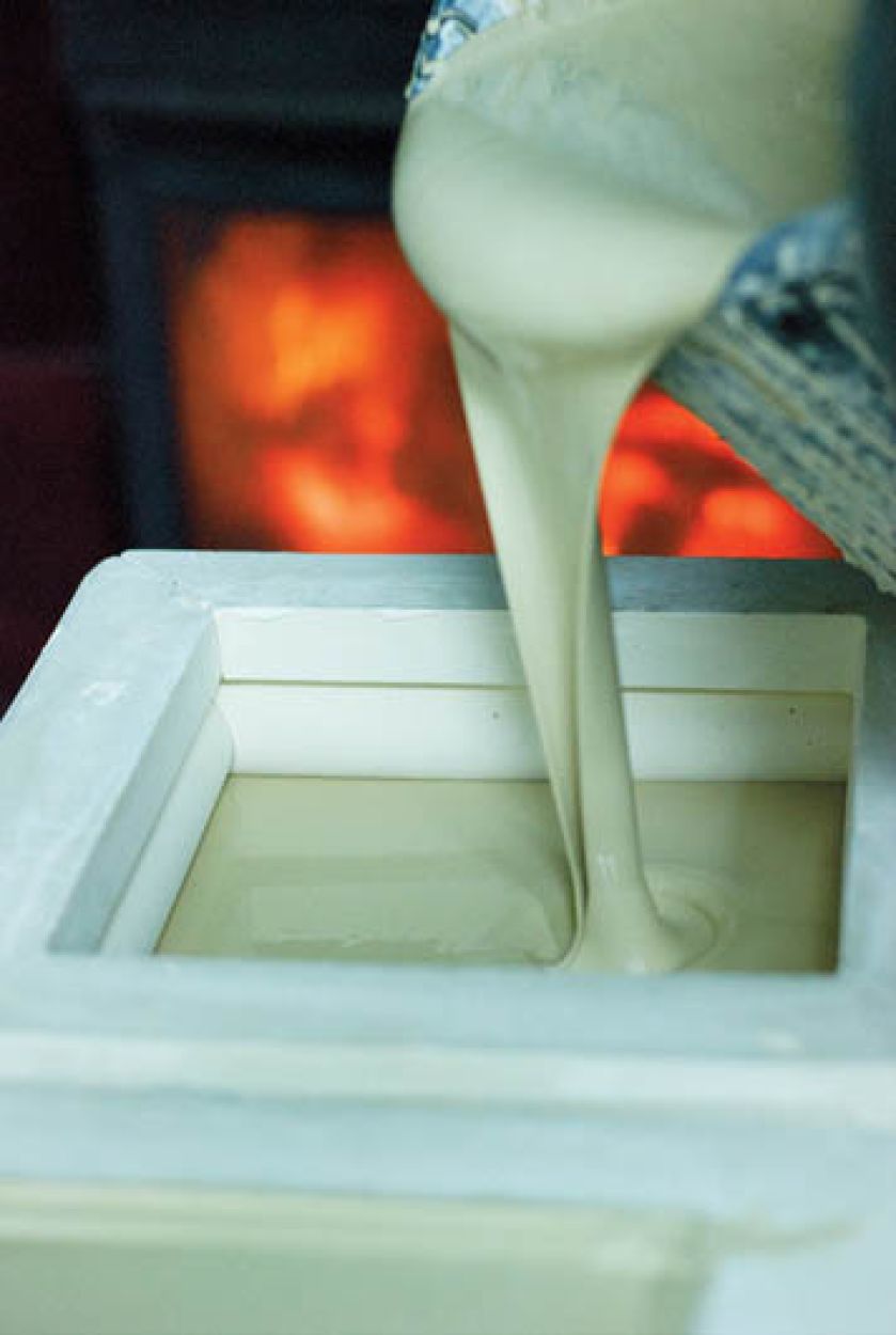 Produkcja kafli - oczyszczanie gliny. Manufaktura Ceramiczna Krystyny Kaszuby-Wacławek.