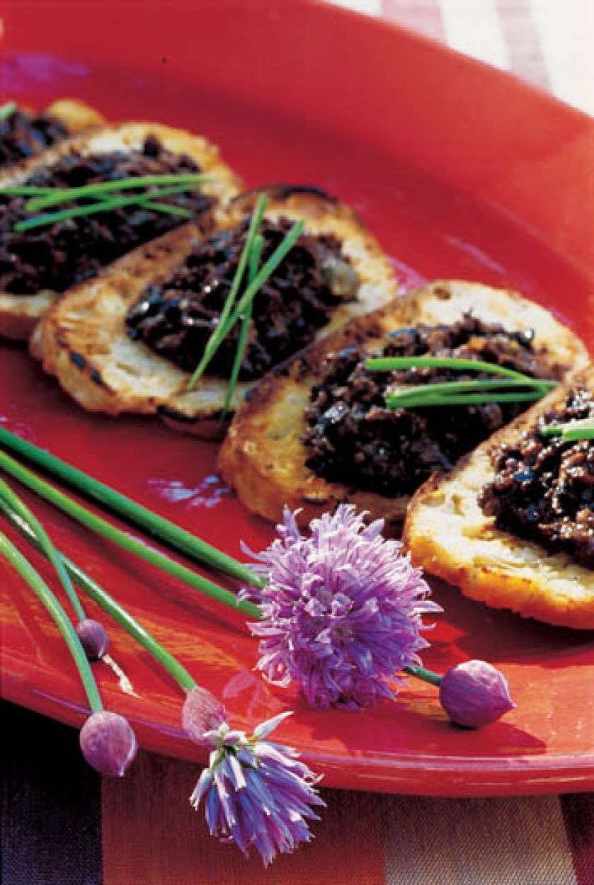 Tapenade to pasta z czarnych oliwek z kaparami i anchovies.