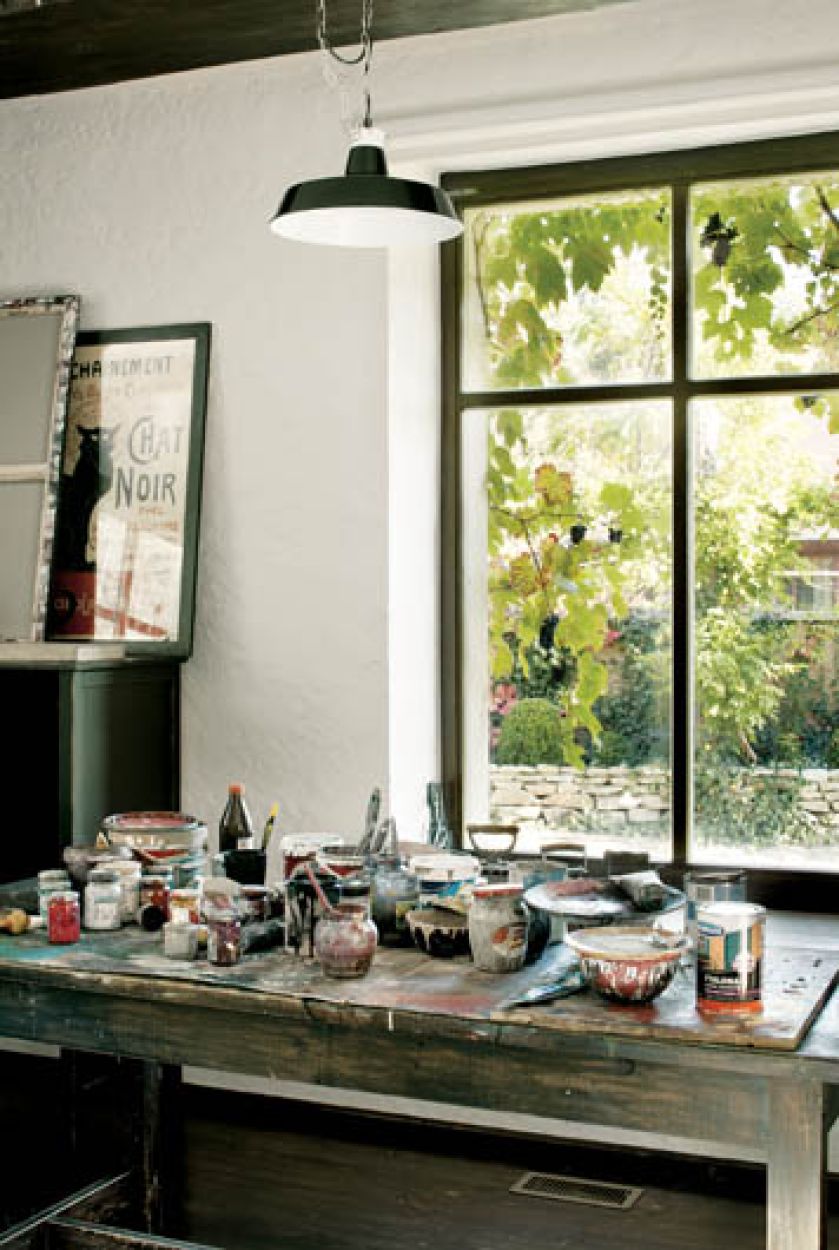 Tu powstają obrazy i grafiki. Na płótna dużych formatów Barbara przenosi mocno przetworzoną rzeczywistość.