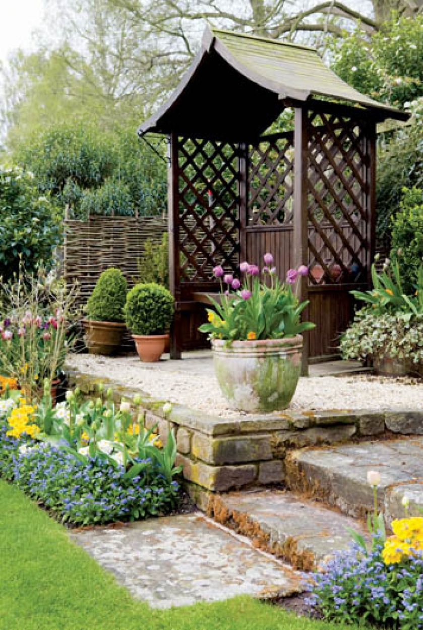 W altance można przysiąść i napawać się widokiem kolorowego morza tulipanów.