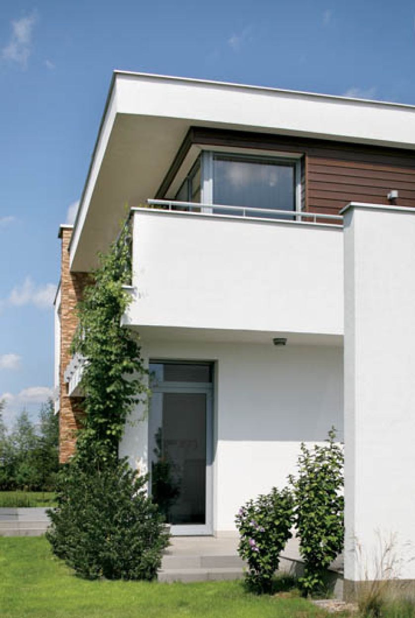 W całym domu zamontowano okna od sufitu do podłgi.