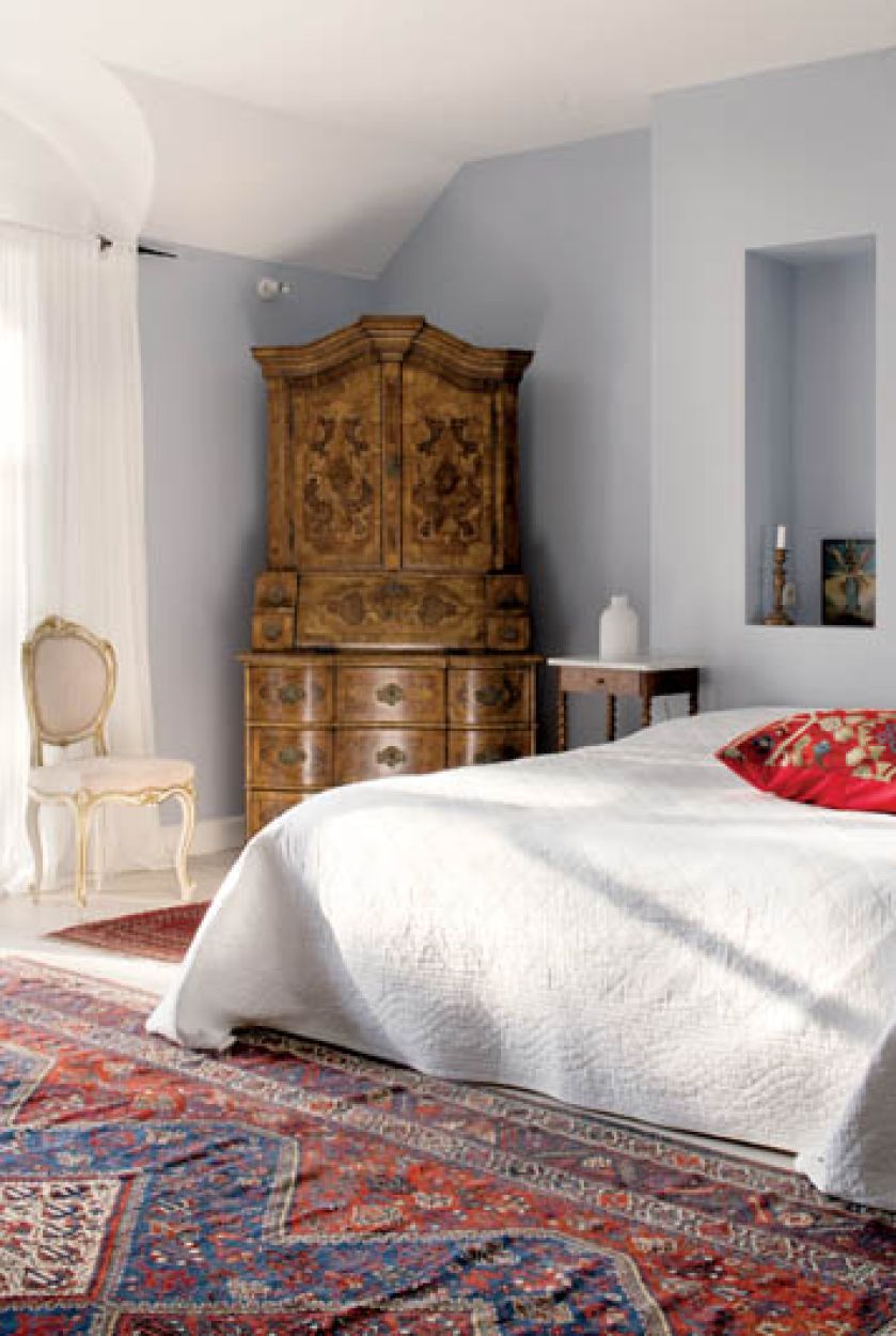 W sypialni możemy podziwiać zabytkowy sekretarzyk.