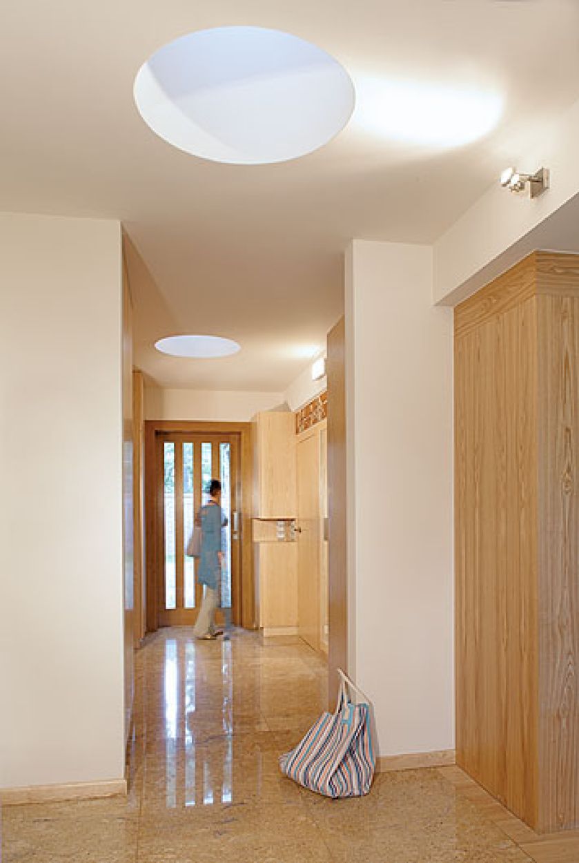 Wnętrze ponadczasowe, nienawiązujące do żadnego konkretnego stylu. Dla miłośników drewna.