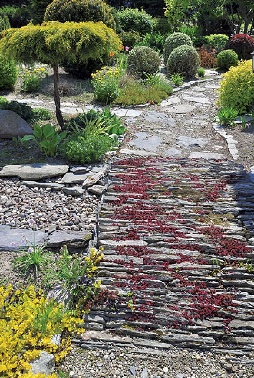 Wszystkie ścieżki ułożone są z kamieni.