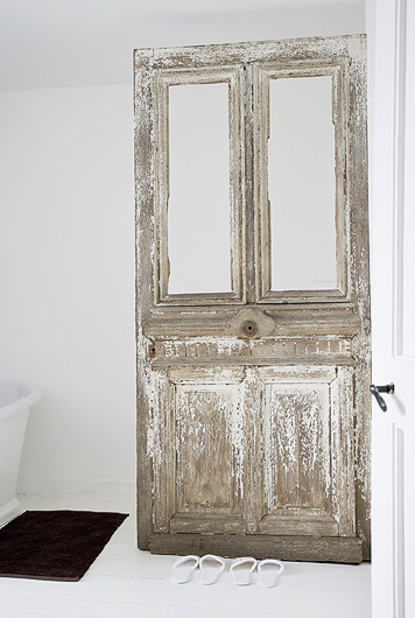 Za tymi drzwiami ukryta jest toaleta.