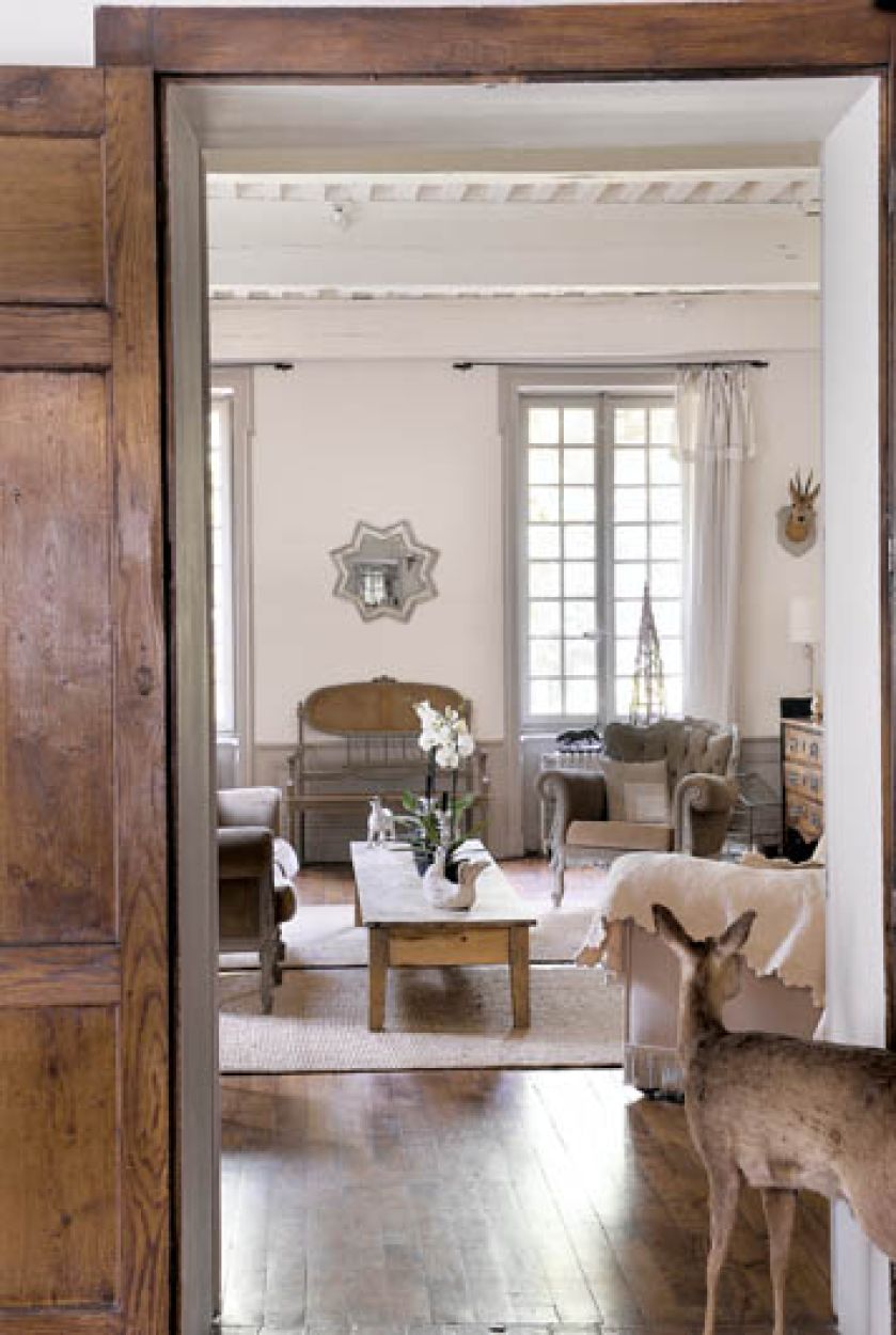 Zasłonki z delikatnej tkaniny zastąpiły ciężkie żakardowe zasłony. Dzięki temu dom od razu przejaśniał.