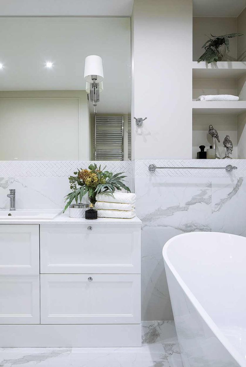 Salon połączony z holem, otwartą kuchnią i jadalnią ma dziś prawie 60 m kw. Filary, które są częścią konstrukcji