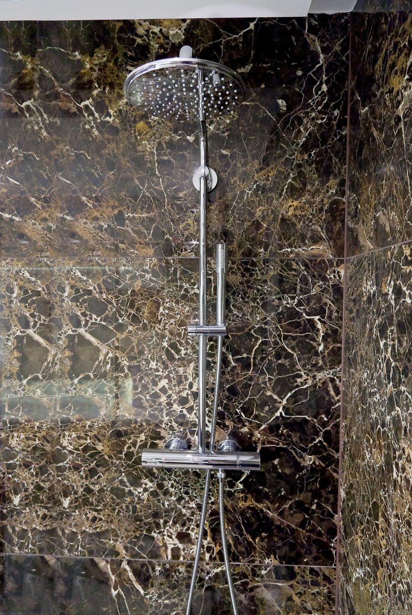 Emperador Dark to - jak nazwa wskazuje - kamień do cesarskich wnętrz. Płyty mają grubość 2 cm. GRUPA EGA