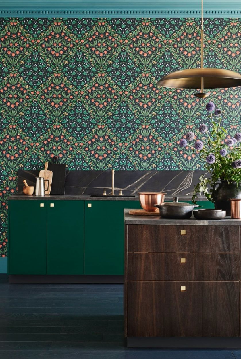 kolorowa tapeta nad blatem w kuchni