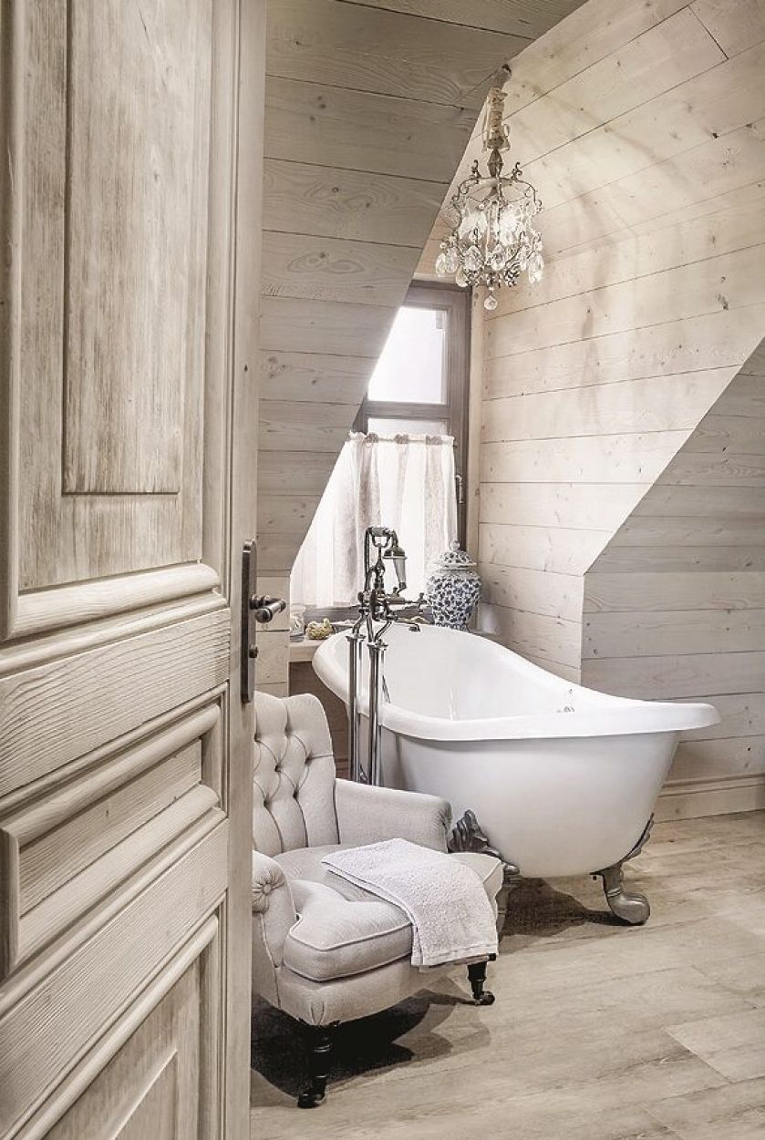 Łazienka w drewnie z wanną w stylu francuskim