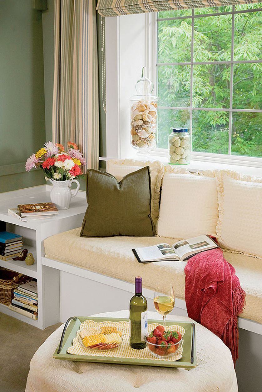 Parapet zamiast sofy: wygodne siedzisko pod oknem