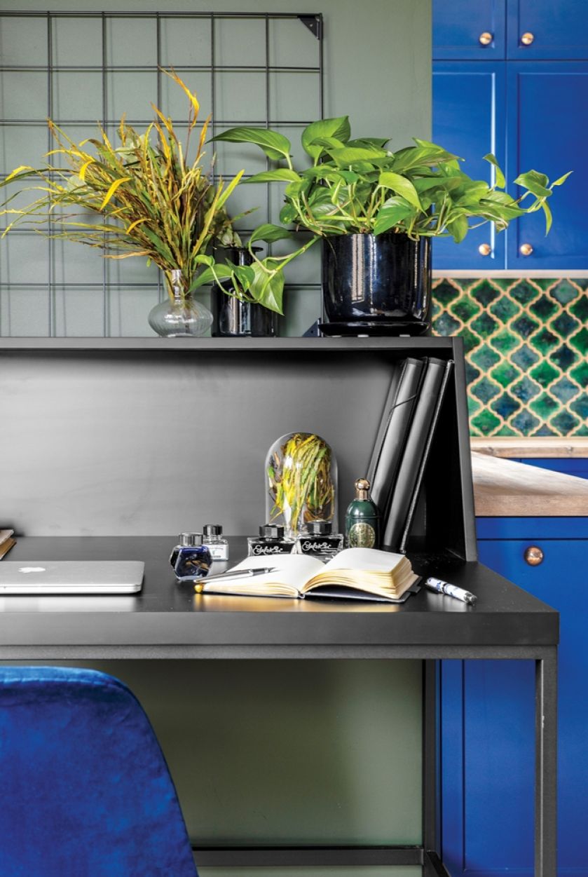 niebieski salon z kuchnią