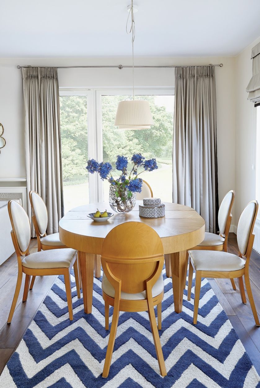 owalny stół z krzesłami