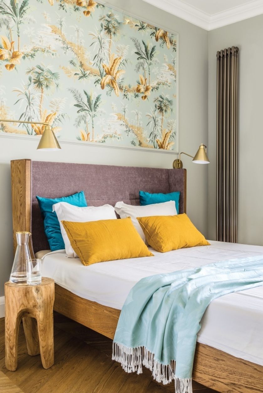 drewniane łóżko w sypialni