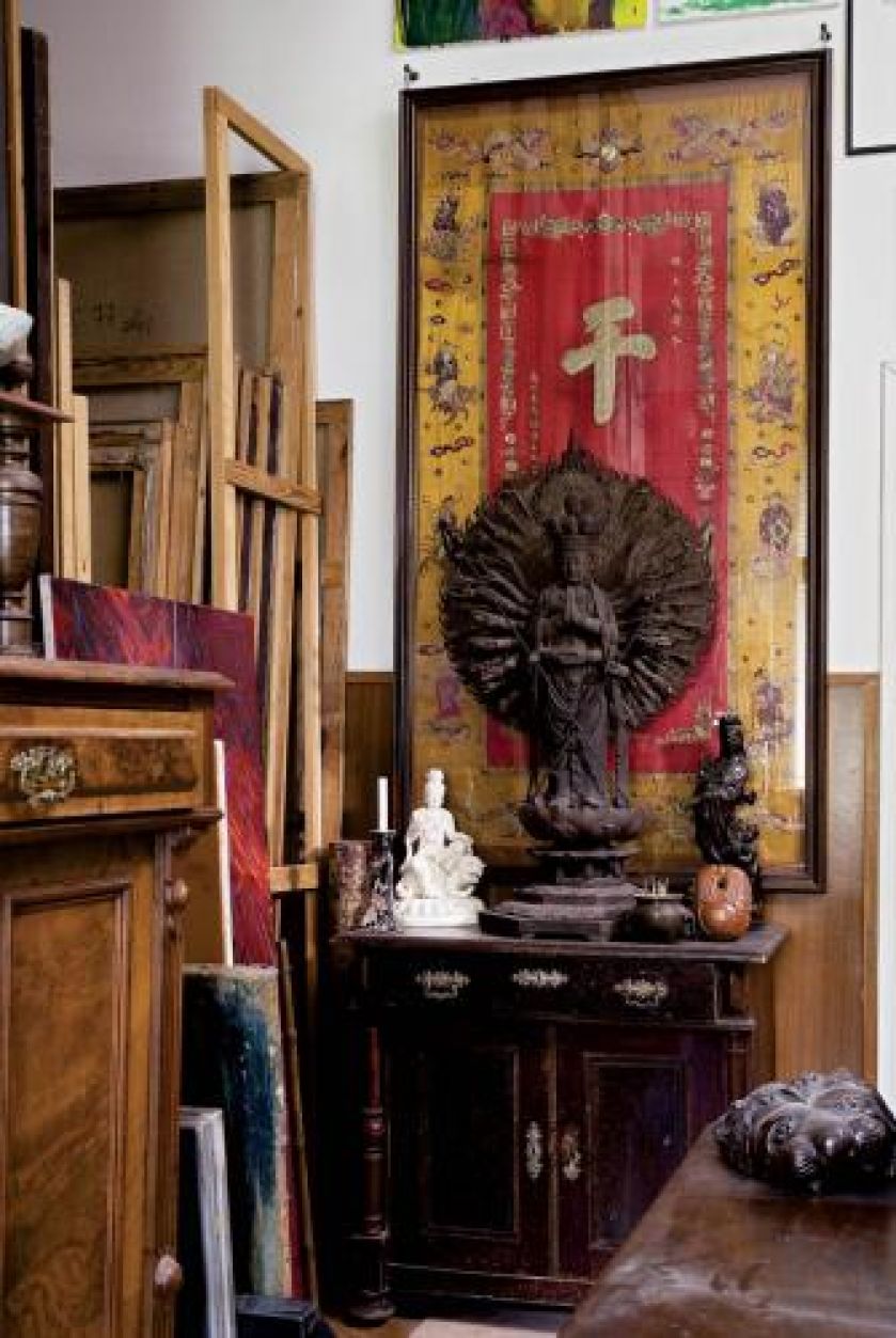 Pracownia Norberta Skupniewicza wypełniona orientalnymi zbiorami.