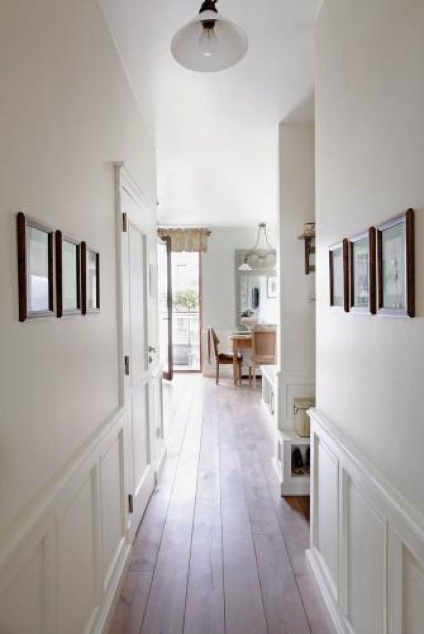 Ściany zdobią drewniane ramki. Róże i falbanki