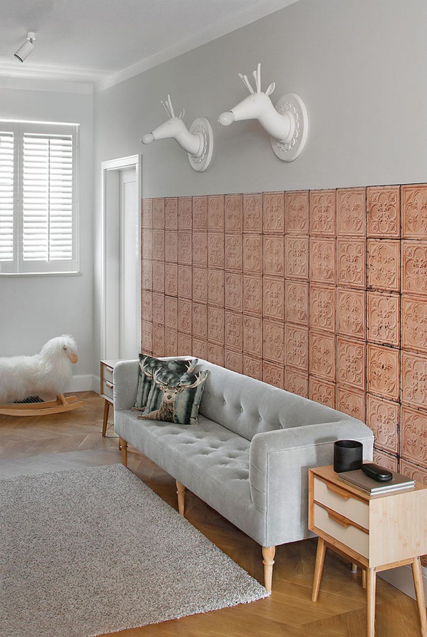 Stylizowana na spatynowane kafelki tapeta z paryskiego Concept Store u Merci. Na ścianie lampy-renifery firmy Karman.
