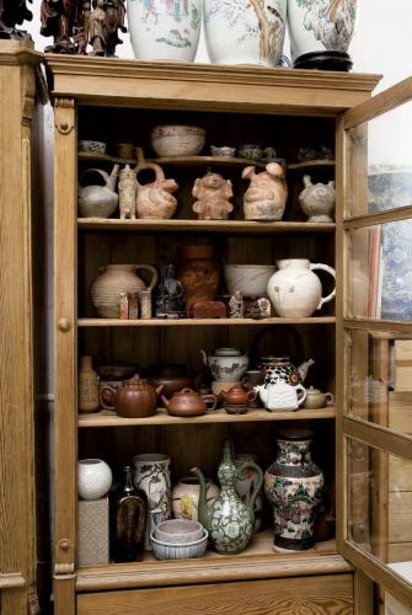 Witryna wypełniona posążki i naczyniami.