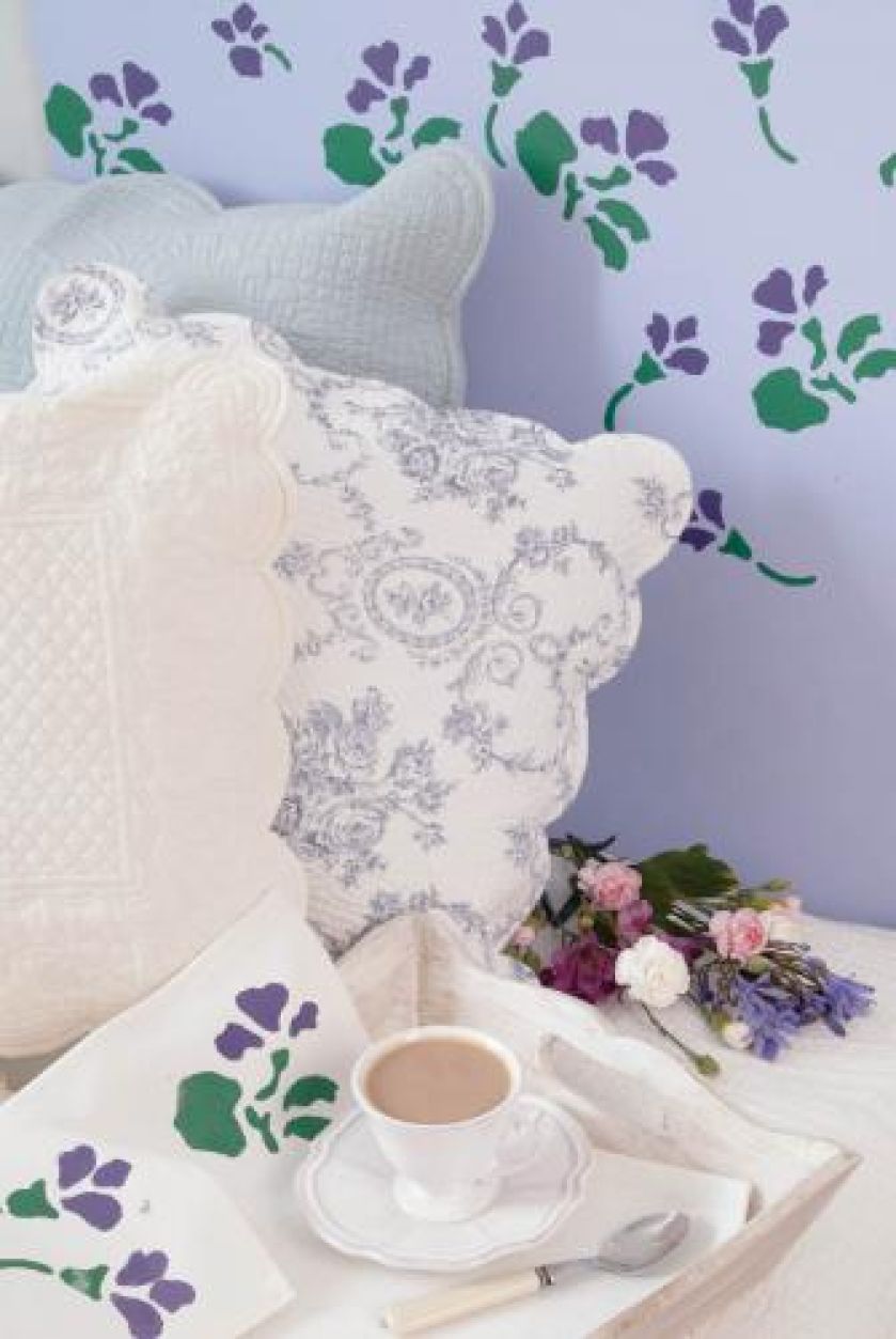 Własnoręcznie namalowane fiołki na ścianie i serwetkach. Pamiętajmy, że do ozdabiania serwetek należy użyć specjalnych