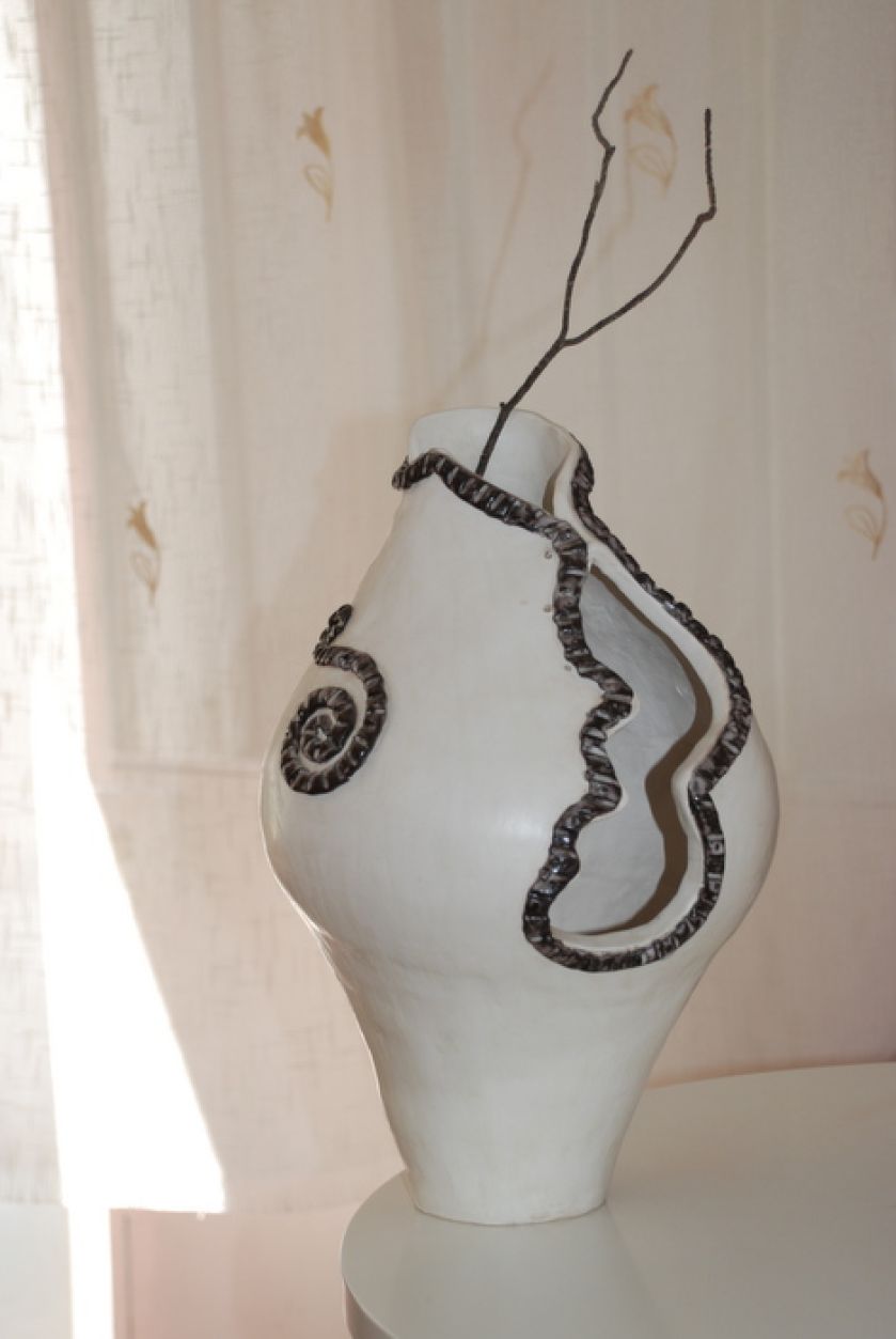 Wykonany z bialej i czarnej gliny i pokryty bezbarwnym szkliwem transparentnym. Izabella Dziewiałtowicz izunita@hotmail.com