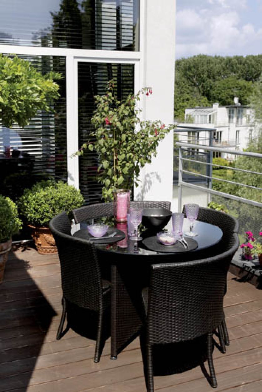 Apartament w parku nad stawem ma wszystkie zalety willi z ogrodem. Nowoczesny i wygodny.