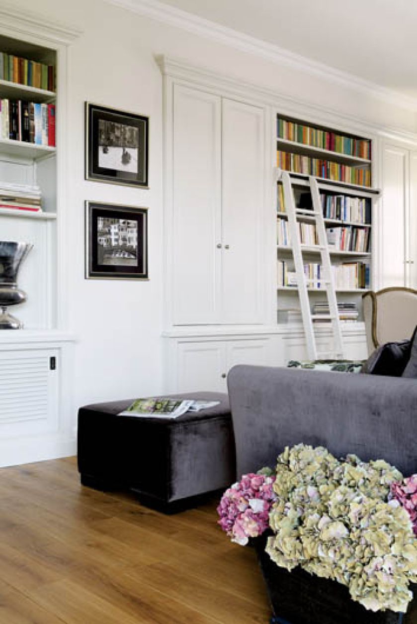 Biała biblioteka została zrobiona na zamówienie.