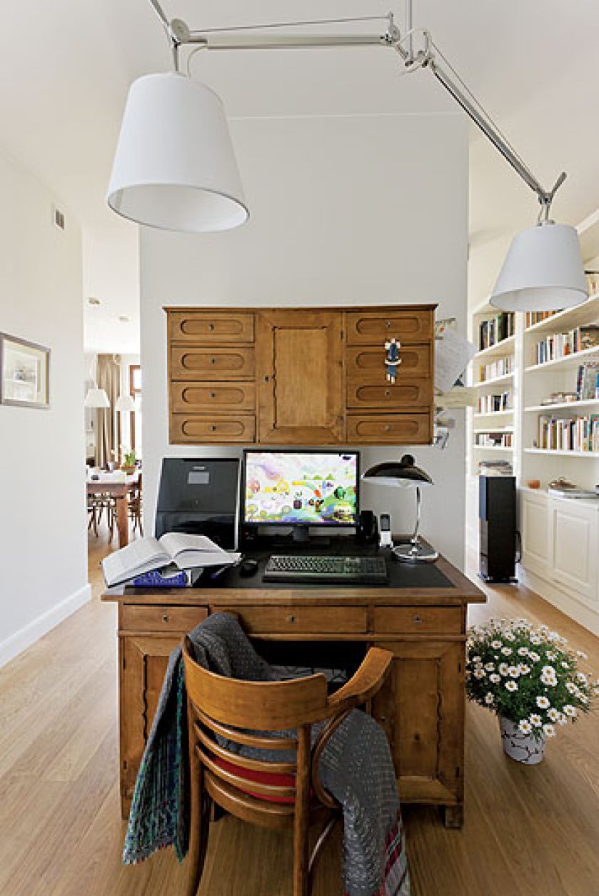 Biurko wyszukane przez antykwariuszy. Duże, z nadbudową i mnóstwem szafeczek, szufladek i skrytek.