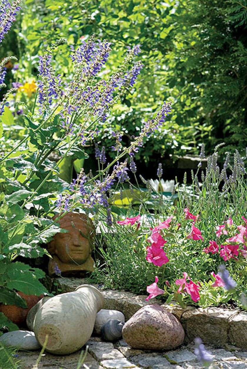Gospodyni najbardziej lubi rośliny kwitnące w zimnych barwach, więc w ogrodzie dominują biel, fiolet, błękit i róż.