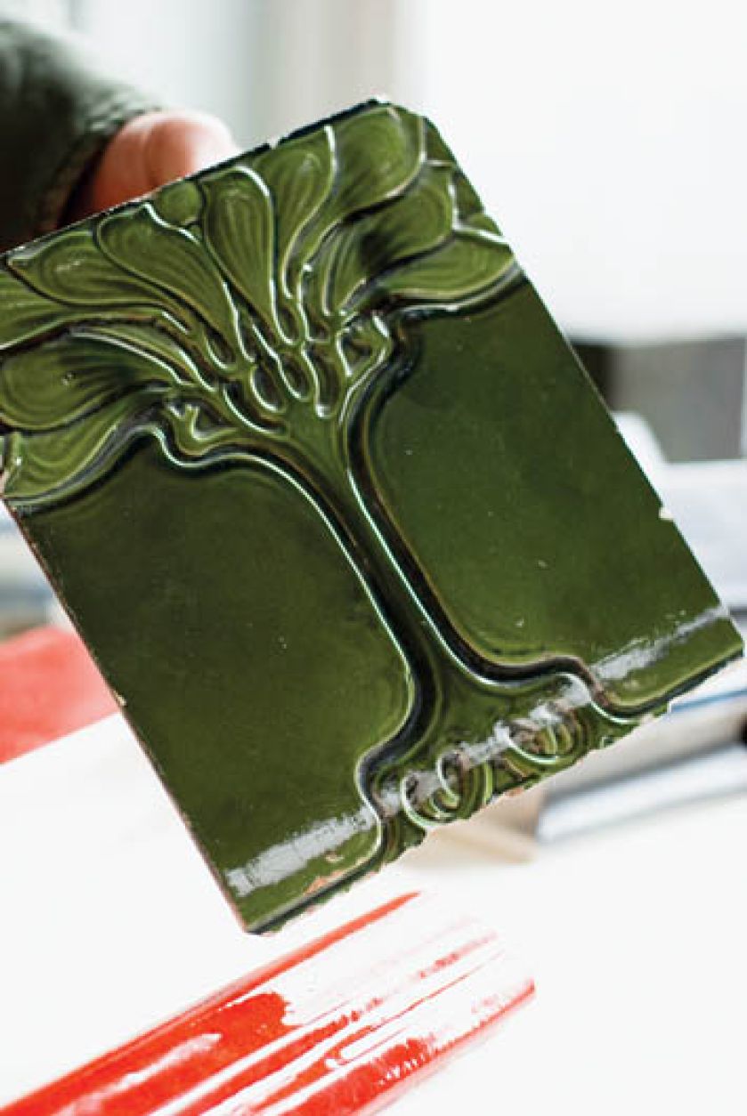 Kafel z wzorem secesyjnego drzewa - Manufaktura Ceramiczna Krystyny Kaszuby-Wacławek.