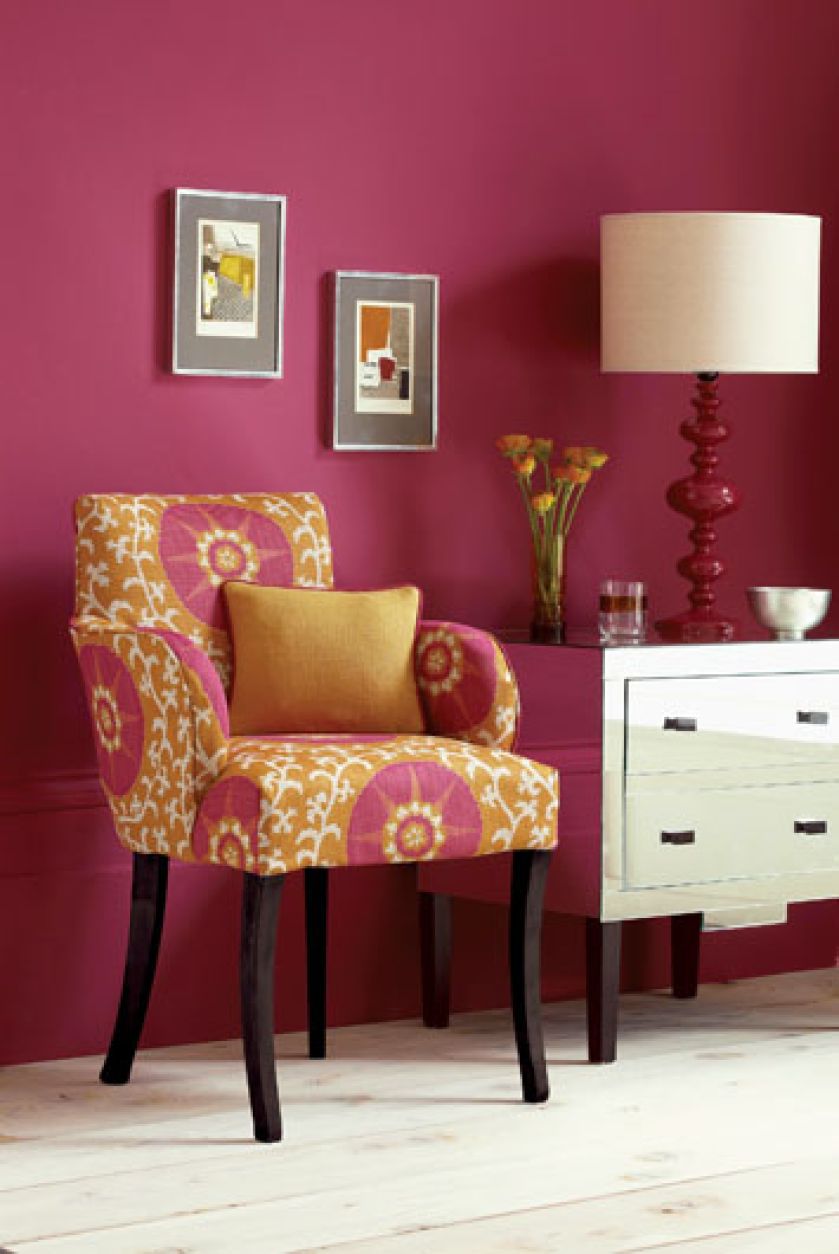 Krzesło obite jest tkaniną firmy DECODORE.