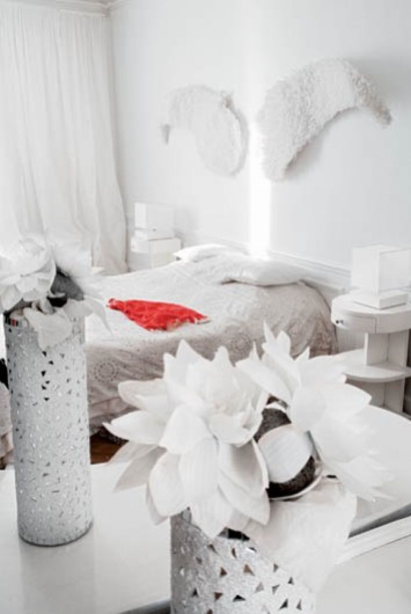 Naprawdę można poczuć się tu jak na chmurce... Nad łóżkiem para anielskich skrzydeł.