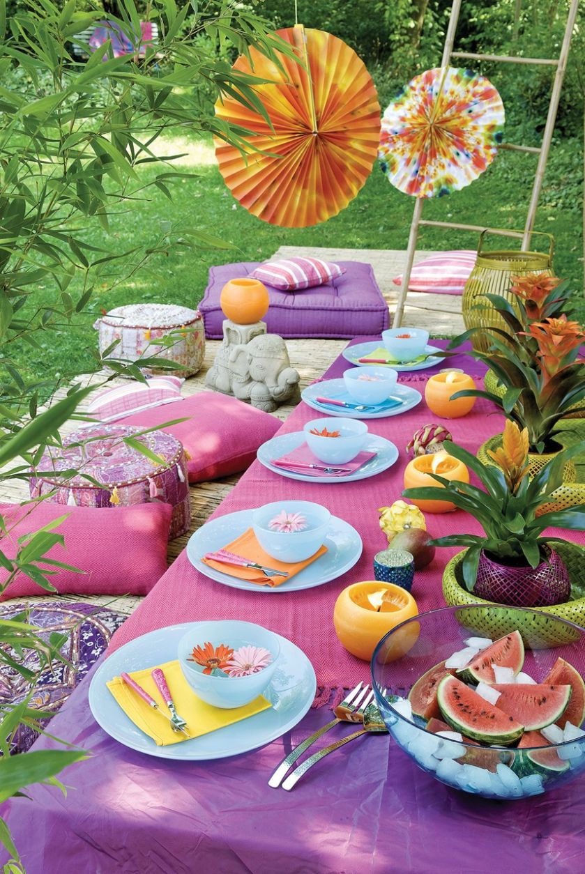 Plain air, czyli świeże powietrze, łono przyrody. Wszystko pięknie, ale szałowych kreacji potrzebują też stoły.