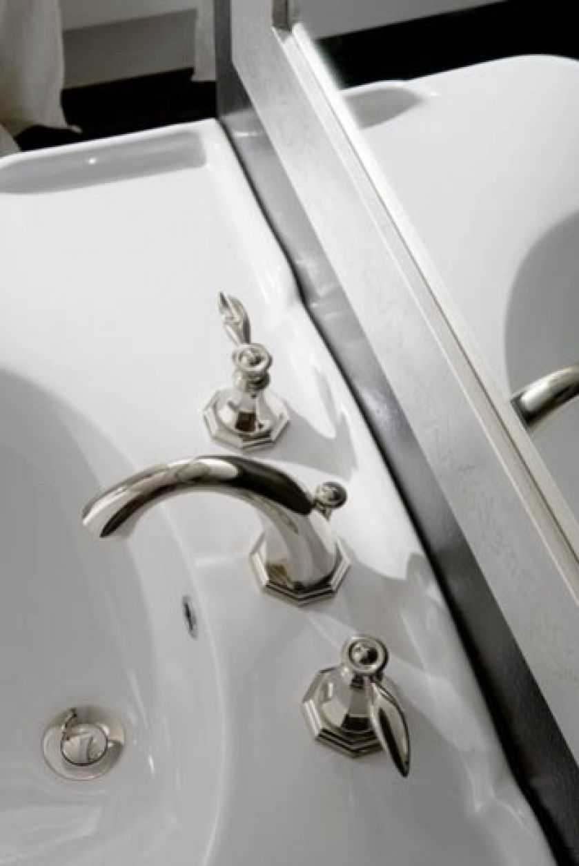 Powrót do klasyki - Topaz z linii Timeless (2734 zł). GRAFF