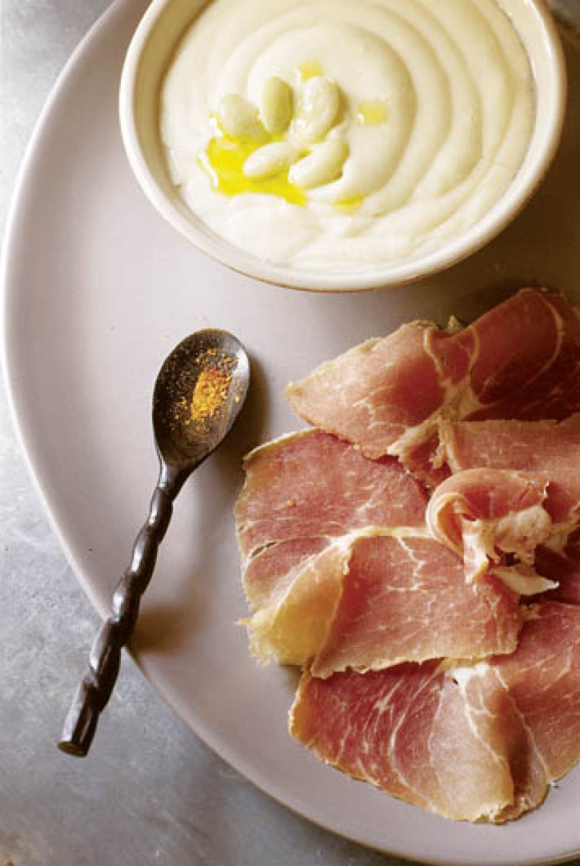 Serrano to katalońska krewna prosciutto di Parma.