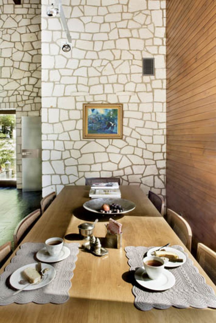 Stół i krzesła wykonała firma Rustika.