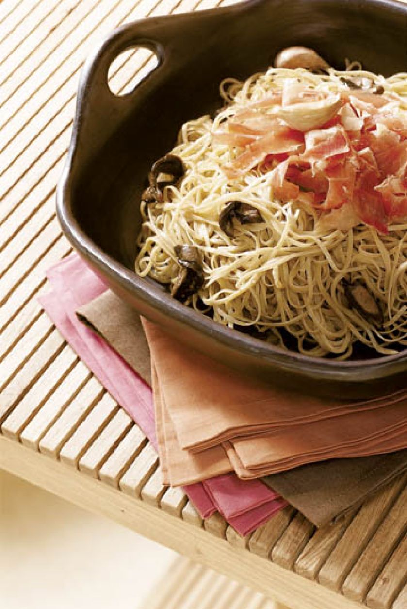 Tagliolini z grzybami i prosciutto. Przekąski z szynki parmeńskiej