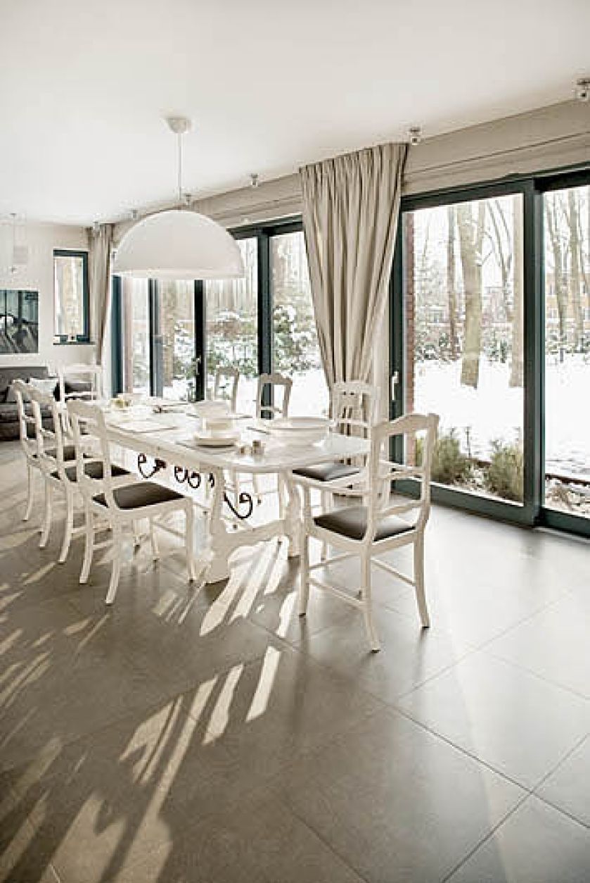 W tym domu rządzi duch modernizmu. Tylko w jadalni i łazience dla gości czuć mieszczańską przytulność.