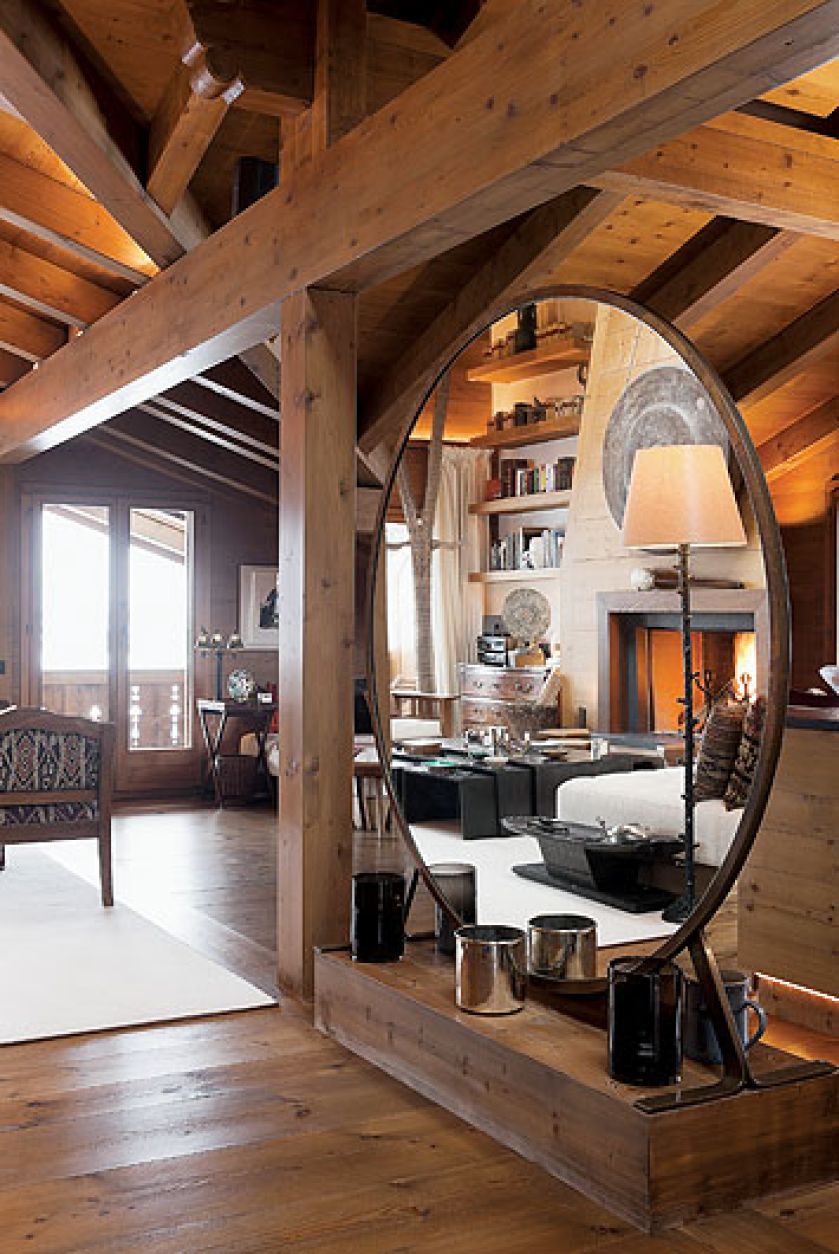 W wysokim na cztery metry pomieszczeniu małe dodatki mogłyby zniknać. Stąd ogromne lustro i rzeźbiona kolumna przy oknie.