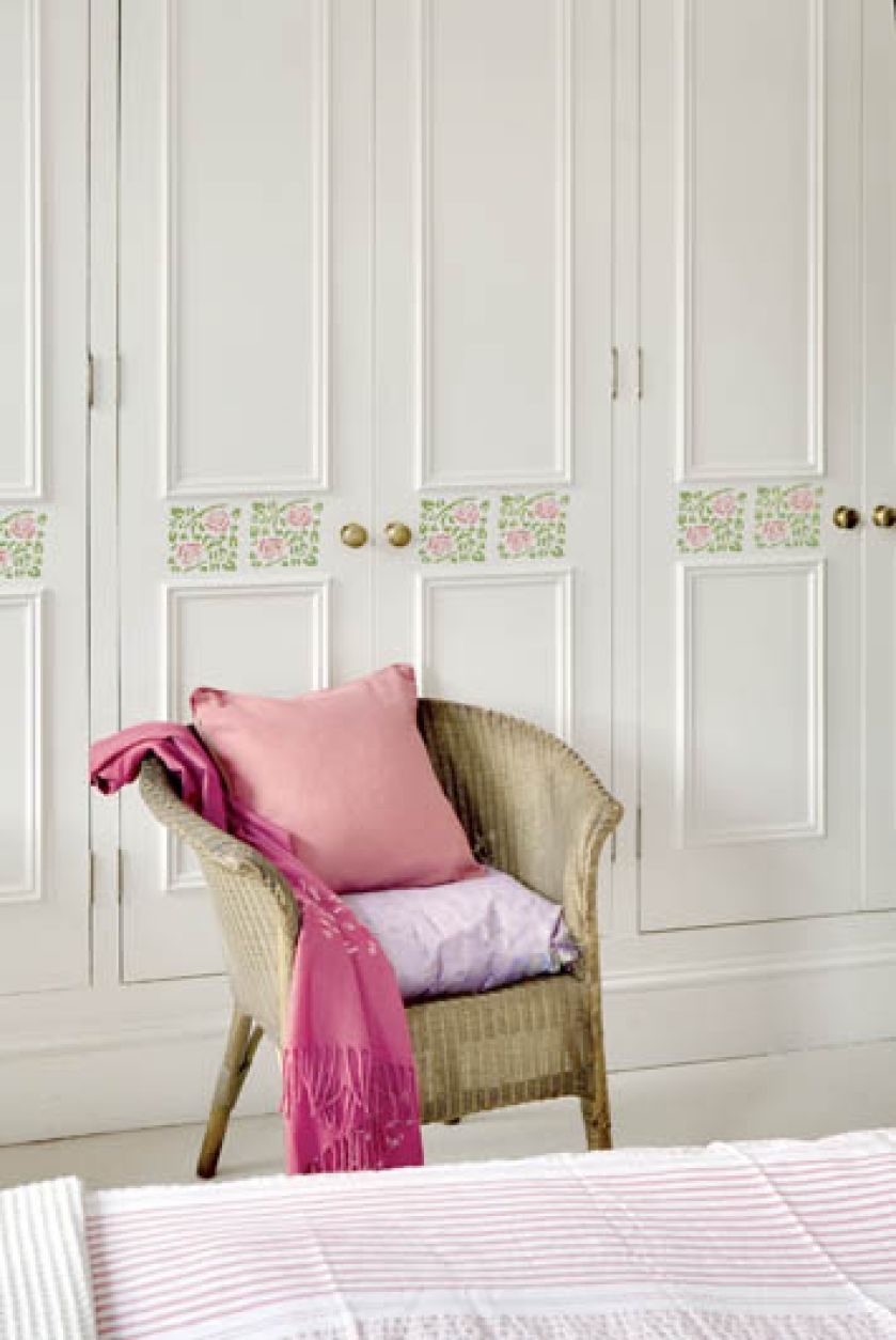 Wpisany w kwadrat ornament idealnie pasował na drzwi szafy.