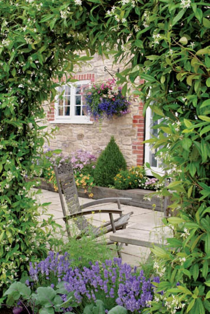 Wypoczynek przy takim okienku z jaśminu pachnącego to prawdziwa rozkosz.